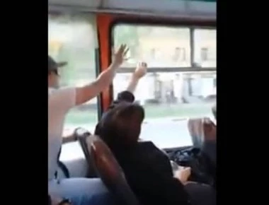 Επική μάχη: Μέσα σε ένα λεωφορείο κάποιος ζεσταίνεται και κάποια κρυώνει... (βίντεο)